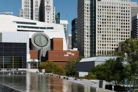 SFMOMA next to the 芳草地花园